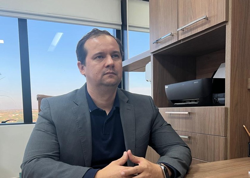 Dr. Carlos Eduardo em seu consultório
